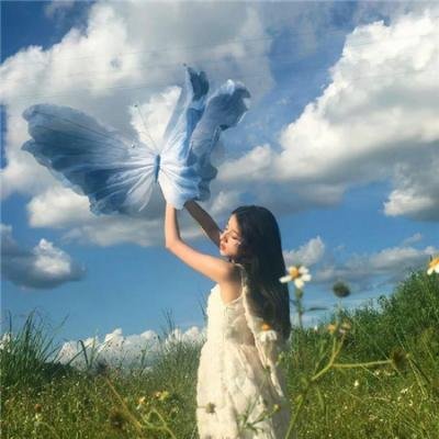 街头实拍：当红小花私下抽烟，本人沉默不回应